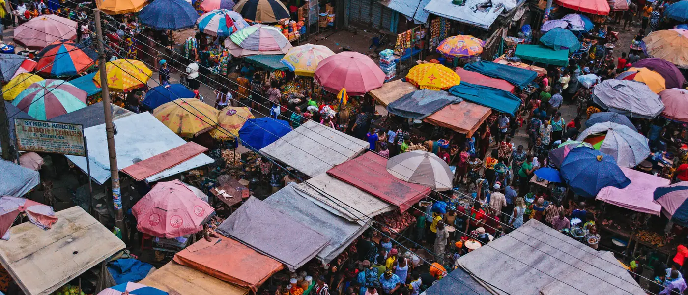 Le marché d’Aba vu du ciel, couvert de parasols de toutes les couleurs.